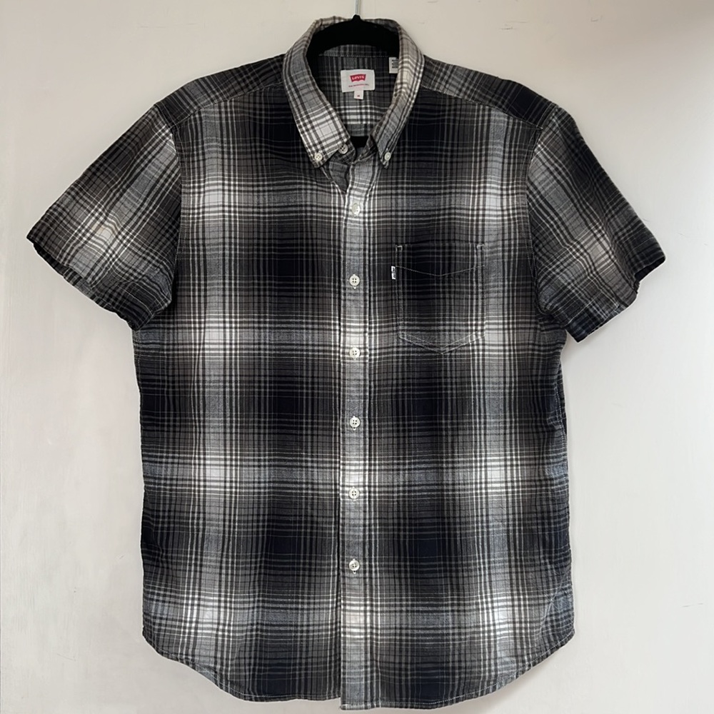 Levi’s men’s plaid shirt sleeve button down shirt - medium